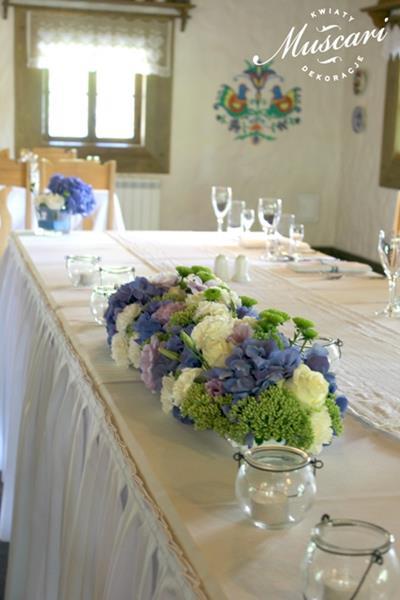 dekoracja stołu pary młodej - kwiaty i lampiony