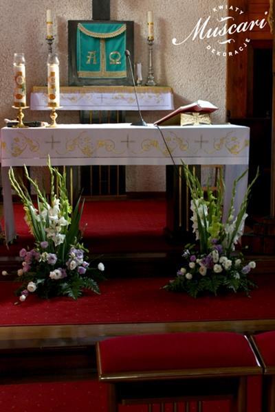 kompozycje kwiatowe przed ołtarzem - dekoracja ślubna kościoła