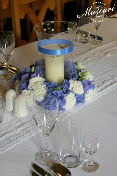 kwiaty i lampion na stole weselnym