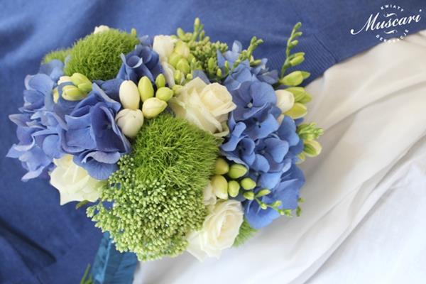 niebieske, zielone i białe kwiaty w wiązance ślubnej