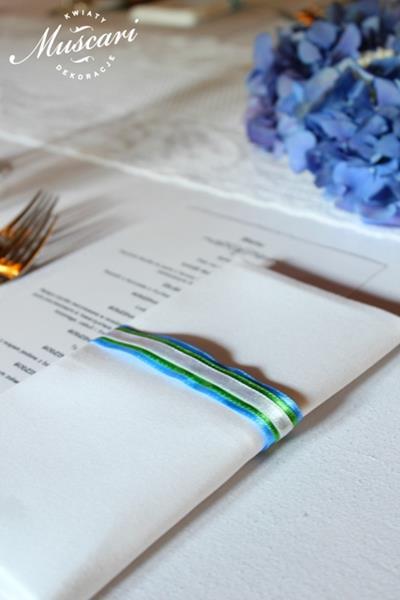niebieskie detale w dekoracji stołu weselnego