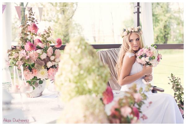 bukiet ślubny, wianek, kwiaty na stole weselnym