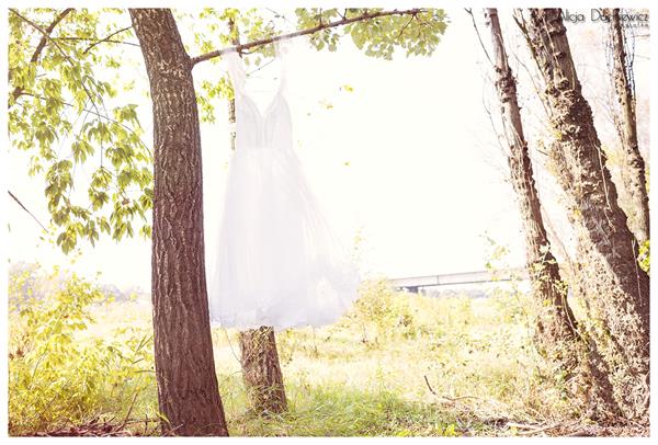 suknia ślubna powiewa na wietrze