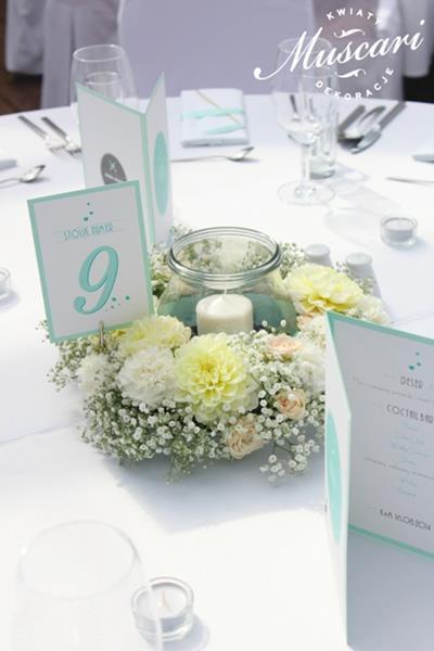 kwiaty i lampion na stole - miętowe wesele