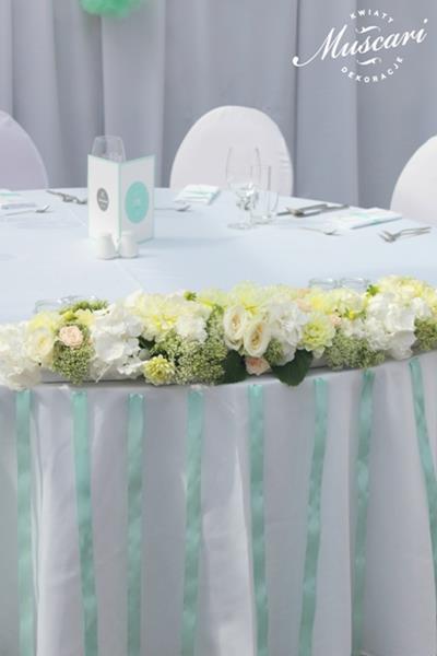wiązanka kwiatów na stole pary młodej - dalie, róże i hortensje