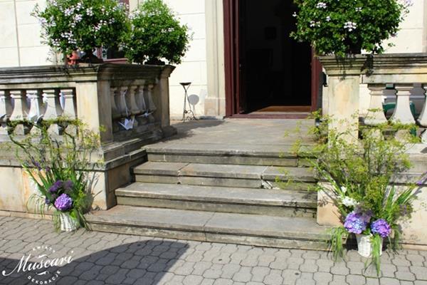 bukiety kwiatów przed wejściem do Pałacu Obory