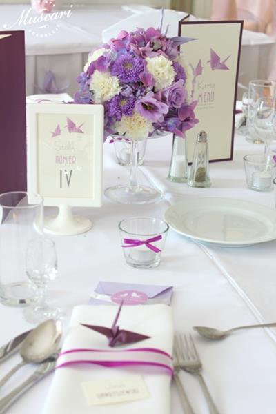 kwiaty, ozdoby i papeteria na stole - fioletowe wesele
