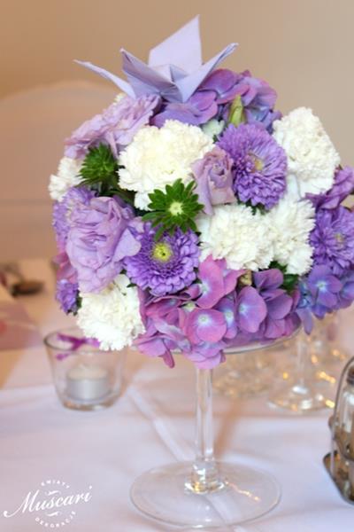 kwiaty w dekoracji na weselnym stole