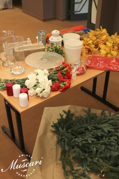kwiaty, zieleń, lampiony - przybory do dekorowania stołów świątecznych