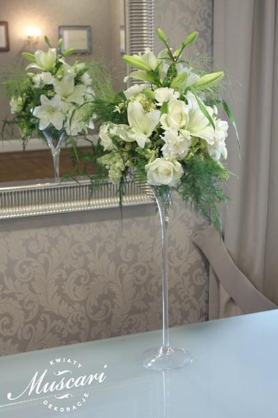 bukiety w wysokich wazonach - dekoracja bufetów weselnych
