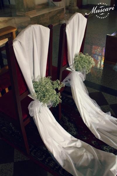 gipsówka w dekoracji krzeseł pary młodej