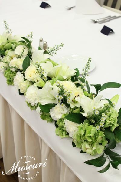 kwiaty w podłużnej wiązance na stole pary młodej