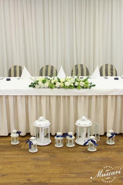 stół pary młodej - kompozycja kwiatowa i lampiony z granatowymi akcentami