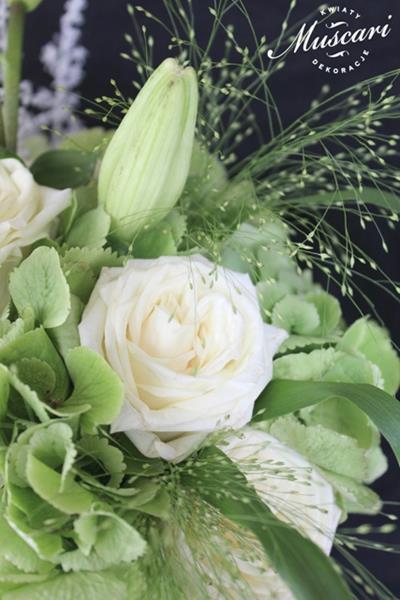 zieleń i białe róże w bukiecie ślubnym