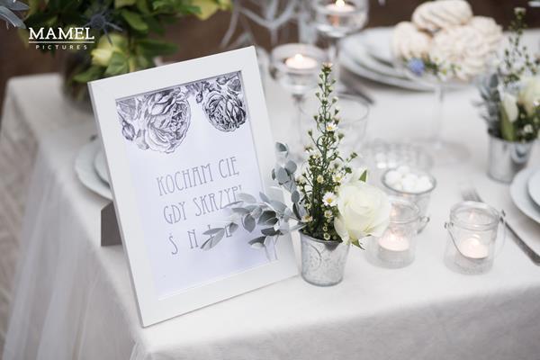 papeteria na ślub i wesele pośród kwiatów na stole