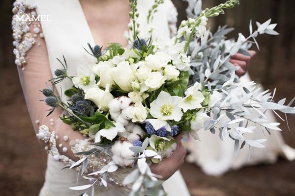 róże, lewkonie, szafirki, astry i osty w bukiecie na ślub i wesele