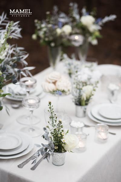 stół ozdobiony kwiatami na wesele