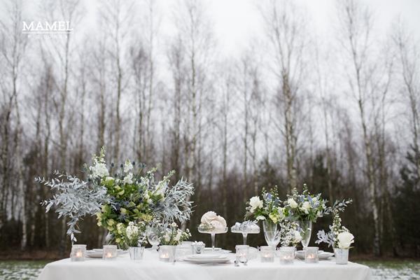 zimowe bukiety kwiatów na stole