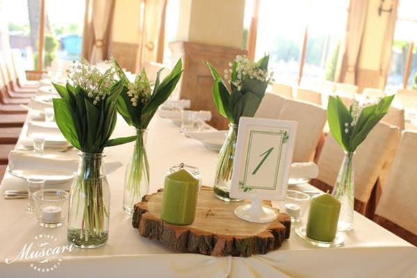 bukiety kwiatów i numer stołu w dekoracji weselnej