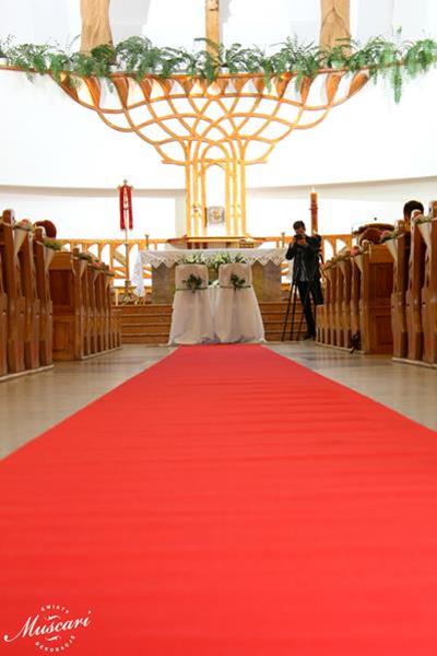 czerwonym dywanem w kościele podczas ślubu