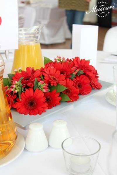 dekoracja stołów z czerwonymi kwiatami