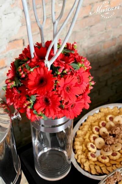 dekoracja z czerwonych kwiatów w wysokich wazonach