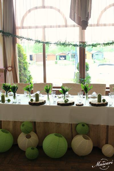 kwiaty konwalii i dodatki w dekoracji stołu pary młodej