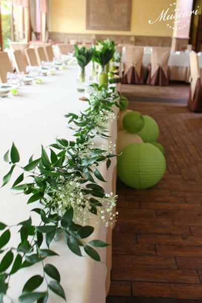 zielona dekoracja stołu pary młodej i lampiony