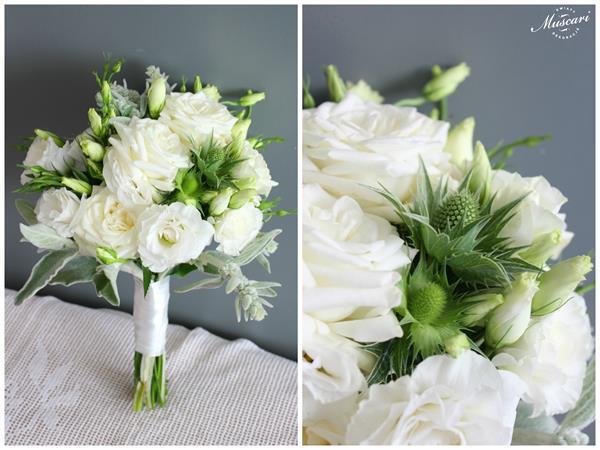 białe eustomy i róże w bukiecie ślubnym
