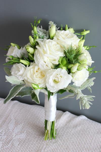 biały bukiet - róże, eustomy i zieleń