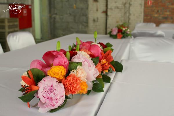 dekoracja stołu pary młodej z kolorowych kwiatów - peonie, róże i goździki