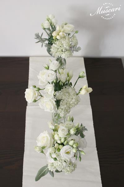 białe róże, eustomy i hortensje - dekoracja stołu