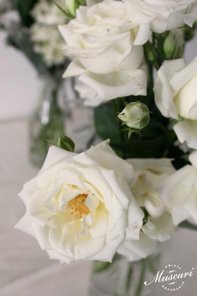 białe róże w dekoracji wesela