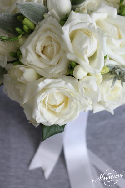 biały bukiet z róż i frezji