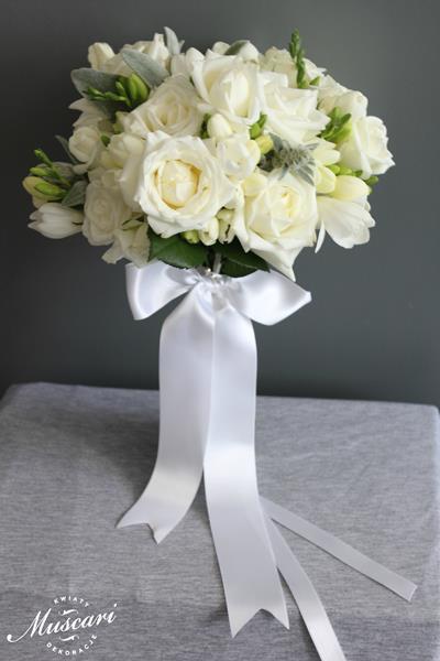 bukiet ślubny z białych róż i frezji