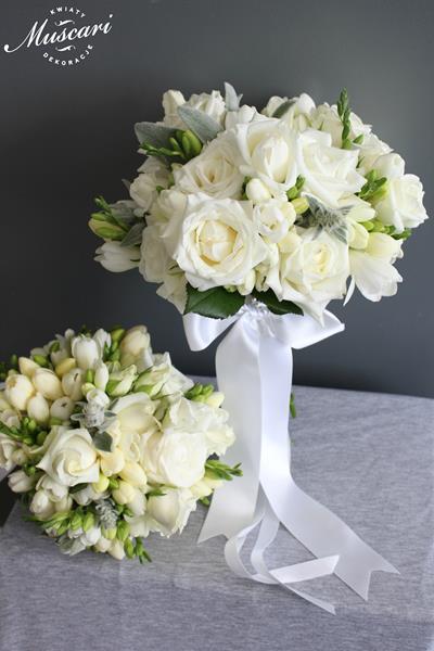 bukiety na ślub - białe frezje i róże