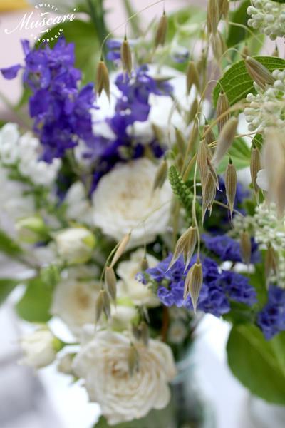 bukiety z polnych kwiatów na weselu w Szklarni
