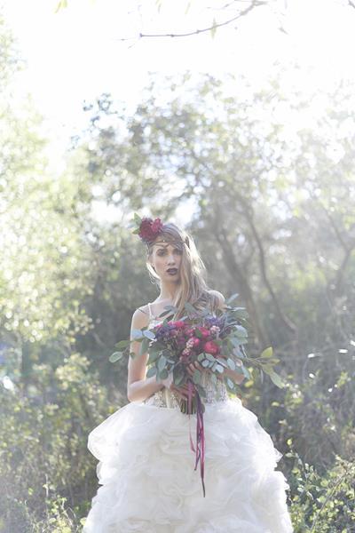 bukiet kwiatów i przypinka ze świeżych kwiatów, suknia ślubna