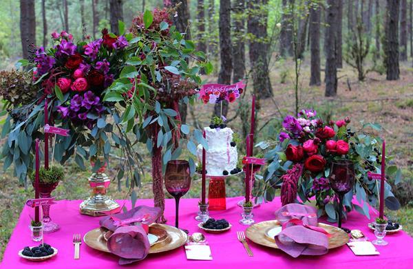 dekoracje weselne - bukiety kwiatów, świece, serwetki i dodatki