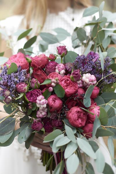 róże, zatrwiany, eukaliptusy, alstromerie w bukiecie ślubnym