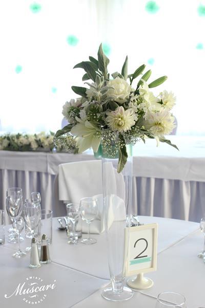 kwiaty na stole podczas wesela