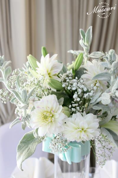 kwiaty w bukiecie na stole podczas wesela