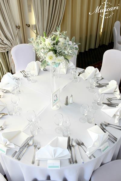 stół udekorowany na wesele