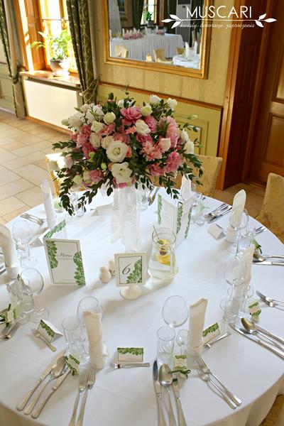 bukiet kwiatów i papeteria na stole podczas wesela