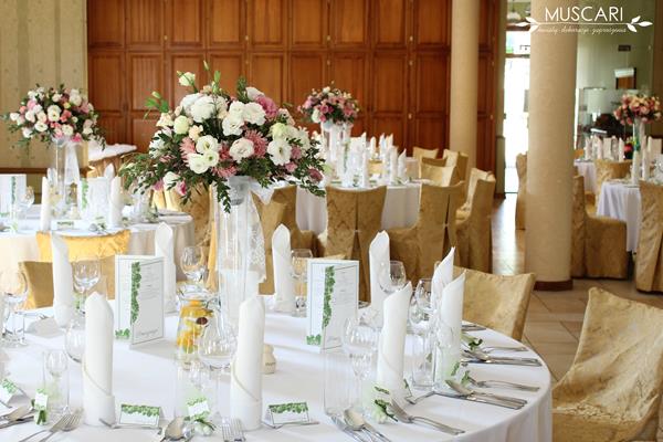 bukiety kwiatów boho - na stołach weselnych