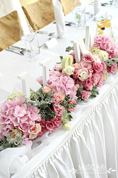 dekoracja stołu pary młodej - wiązanka kwiatów
