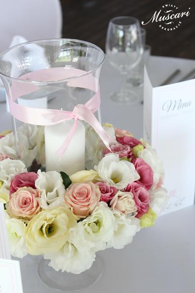 dekorajca stołu - wianek kwiatów i lampion