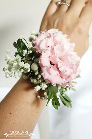 bransoletka na rękę z kwiatów i zieleni