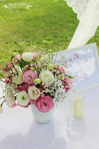 bukiet kwiatów, lampion i tabliczka z informacją jak # wspólne zdjęcia