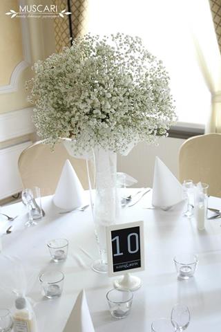 kwiaty na stole - kula z gipsówki